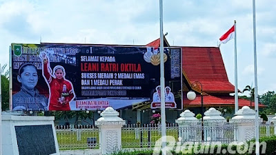Luar Biasa, Baliho Besar Ratu Bulutangkis Asal Siabu  Kampar Dipajang di Halaman Rumah Gubernur Riau