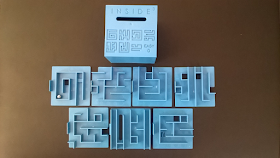 Un casse-tête en forme de cube contenant des labyrinthes