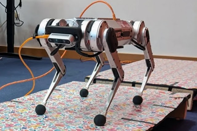 Mini guepardo robótico do MIT salta em terrenos irregulares.