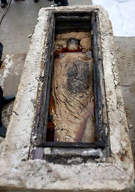 700 Year Old Mummy, Accidentally, Archaeologists, China, Eastern China, Mummy, Road Workers, Preserved, Taizhou, Jiangsu, Discovered, Mysterious Box, Ming Dynasty, Wooden Tomb, Street, Woman, Coffin, Brown Liquid,