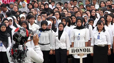 Gaji Rp300 Ribu, Guru Honorer Serbu Kantor Gubernur