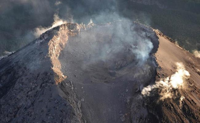 Le cratère du volcan Colima, 25 août 2015