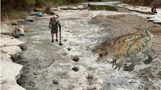 Viral! Tapak Kaki Dinosaur Berusia 113 Juta Tahun Ditemui Selepas Air Sungai Mengering