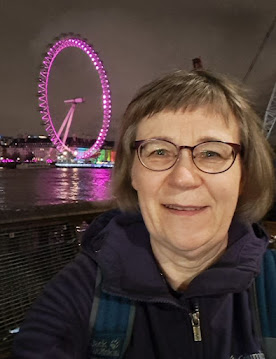 Selfie illalla, Thames-joki ja London Eye näkyy takana.