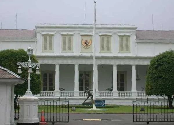Istana yang dimaksud adalah Istana Kepresidenan Negara Kesatuan Republik Indonesia yang saat postingan ini ditulis masih di kepalai oleh beliau Bapak Joko Widodo alias Jokowi