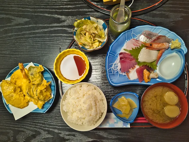 持田屋定食（海鮮丼を刺し身に変更版）