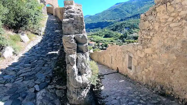 camino de subida a la Ciudadela Vauban de Entrevaux