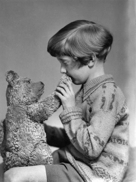 Winnie the Pooh y Christopher Robin, foto tomada en el año 1927. Fotos insólitas que se han tomado. Fotos curiosas.