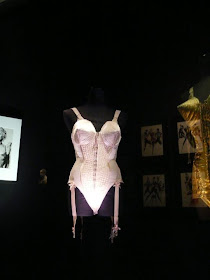 exposition Jean Paul Gaultier La Planète Mode de Jean Paul Gaultier de la Rue aux Etoiles