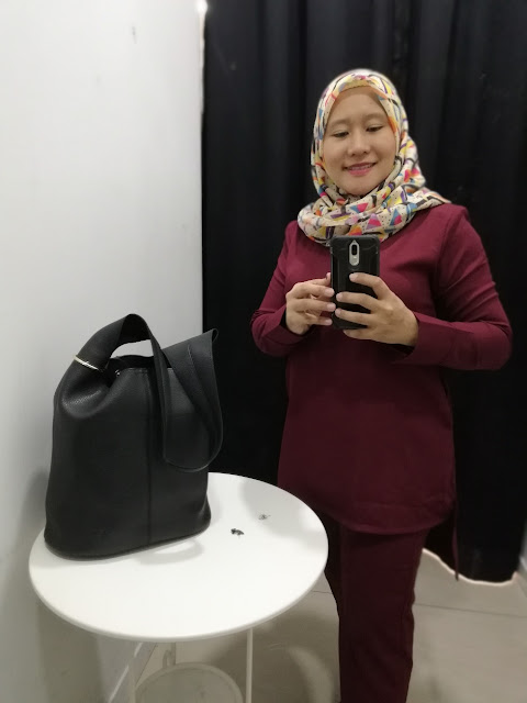 Haqqi Butik Pakaian Kelengkapan Haji dan Umrah - Assalamualaikum. Korang tengah cari pakaian dan kelengkapan Haji dan Umrah ke tu? Entri hari ini, mummy nak sharing butik yang menjual pakaian Haji dan Umrah. Kalau kroang perasan. Masih tak ada banyak butik yang menjual kelengkapan haji dan umrah, kan ? Kalau korang nak tahu, Butik Haqqi yang berada di Shah Alam, Bangi, TTDI dan Terengganu ni, ada menjual barangan dan kelengkapan haji dan umrah. Apa dia? Jauh? Kalau tak boleh datang Butik Haqqi. Korang boleh beli online je di www.haqqi.com.my . Semua kelengkapan haji dan umrah ada di Butik Haqqi Online ni !