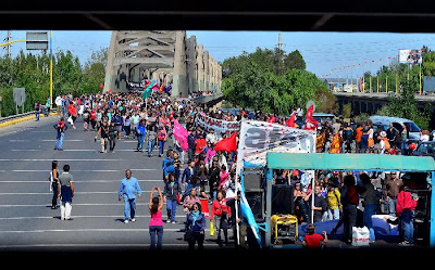 Gran movilización docente en Neuquén. Para "EL Rio Negro, 5000 personas"; Para "La Mañana" un acto politizado.-