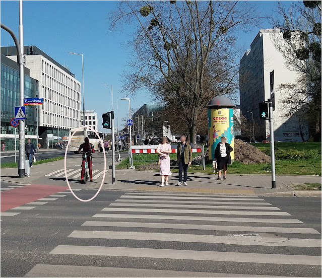 Człowiek przebrany za Deadpoola na hulajnodze