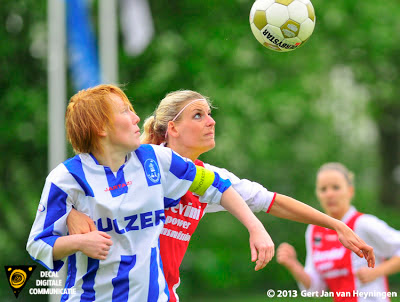 Lindsay de Zwart van RCL in duel met Rosanne Lammers van IJzendijke