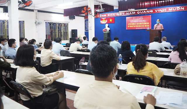 Đồng chí Võ Hoàng Phú phát biểu tại lễ khai giảng lớp bồi dưỡng lý luận chính trị dành cho đối tượng kết nạp Đảng khóa II, III. (Ảnh HĐ)