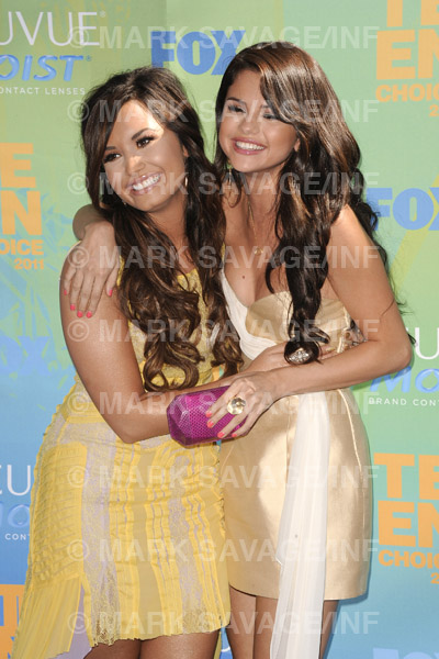 Photos of Demi Lovato and Selena Gomez TEEN CHOICE 2011