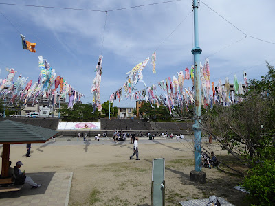 芥川桜堤公園の上空を泳ぐ約1000匹のこいのぼり