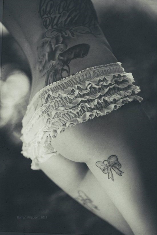 sob_o_arco_bunda_da_tatuagem
