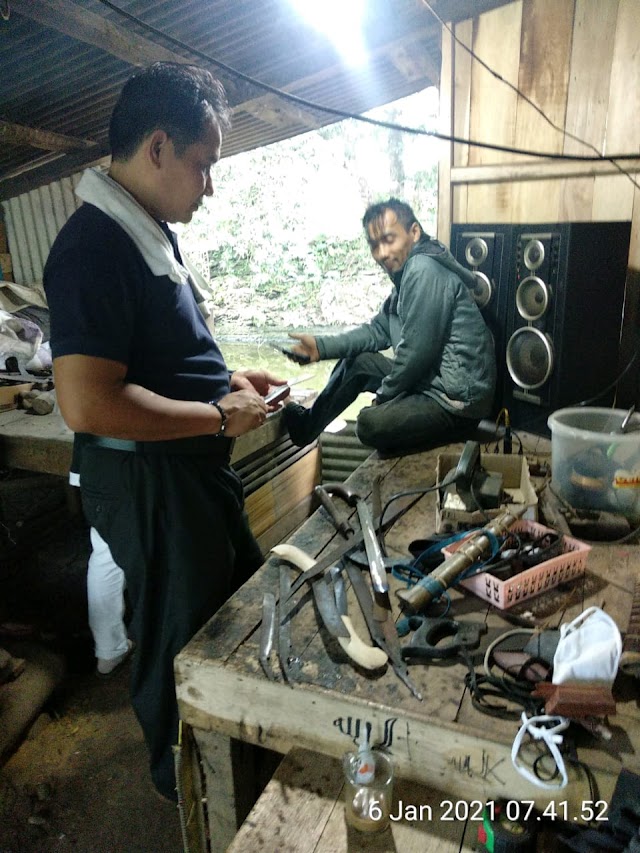 Dampingi Pengrajin Pandai Besi, ICMI Jabar Jelaskan Pembentukan Logam Berkualitas