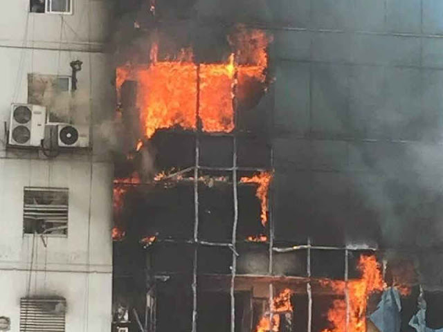 Petugas dan Tentara Padamkan Api dan Selamatkan Warga di RF Tower Banani