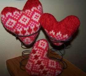 wool hearts valentines day http://bec4-beyondthepicketfence.blogspot.com/2010/01/warm-hearts.html