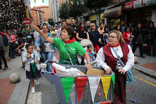Cientos de personas reciben las fiestas de Rontegi en una marcha a ritmo de batucada
