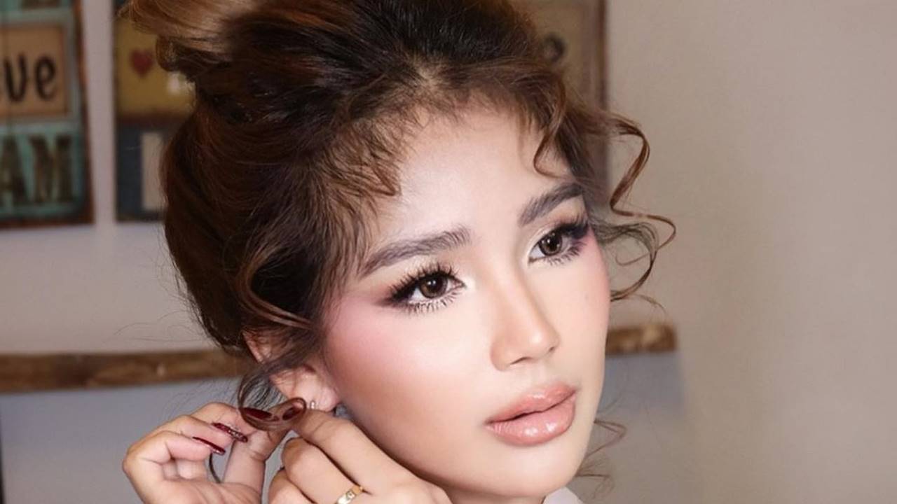 Rui Mariano – Most Beautiful Filipina Transgender Model Diamond Earrings for Women