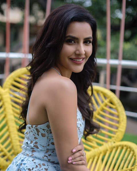 Priya Anand Twitter, Husband, Photos, Height, Weight, Movies