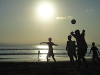 Main Bola di Pantai Pangandaran sambil menikmati Sunset