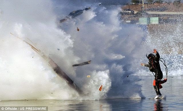  Foto Orang Jatuh  Ke Laut Saat Sedang Balapan Speed Boat