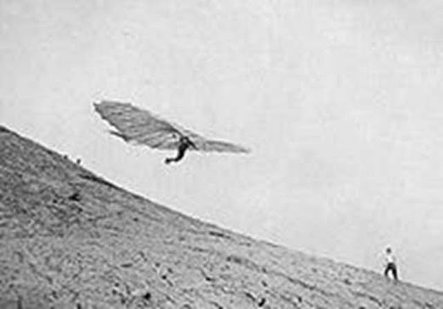 Отто Лилиенталь, «летающий человек» из Германии, совершает свой первый самостоятельный полет в 1891 году