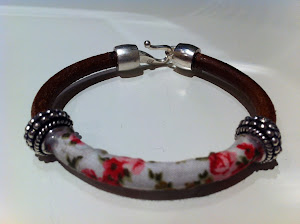 pulsera cuero 5mm con zamac y tela flores, cierre plata 5M, ref. 084