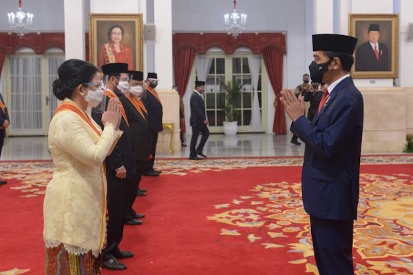 Curigai Intervensi, LBH Minta 6 Hakim MK Balikin Bintang Jasa Pemberian Jokowi