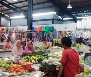 Suasana di salah satu lapak di Pasar Sukatani, Depok