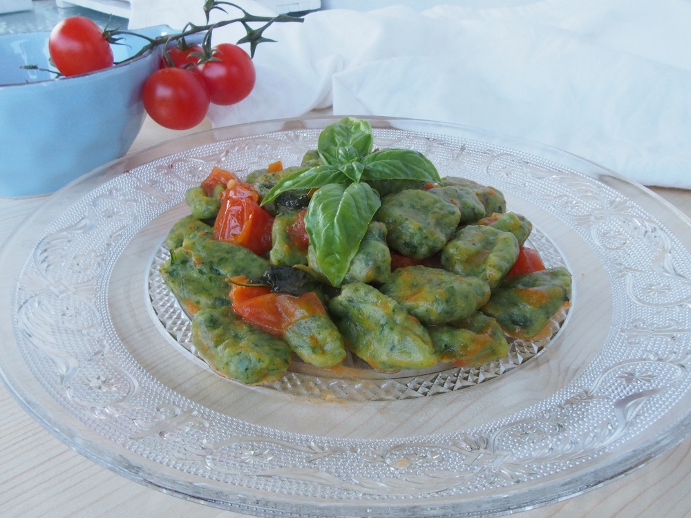 Gnocchi verdi alla rucola e pomodorini pachino