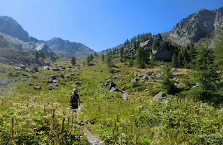 The trail midway between Pont du Countet and Pas de l'Arpette