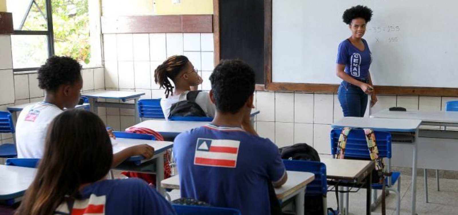 Bahia lança edital com 52 mil vagas para programa de monitoria estudantil na rede estadual