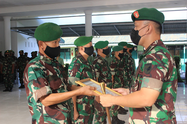 Dandim Pimpin Acara Korps Tradisi Pelepasan Purna Tugas dan Serah Terima Jabatan Perwira Kodim Palangka Raya