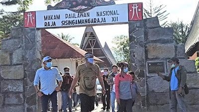 Cicit Raja Sisingamangaraja XII Jalan Kaki dari Toba ke Jakarta Serukan Tutup TPL