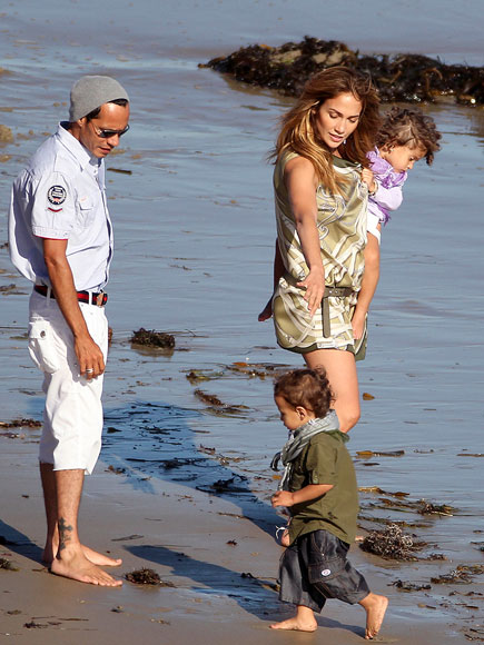 jennifer lopez twins pictures 2010. of Jennifer Lopez with her
