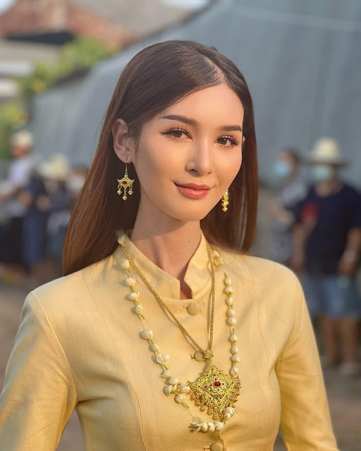 Benz Thipsuda Suksawat – Most Beautiful Ladyboy in Thailand Traditional Clothing for Women