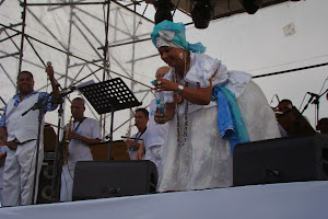 Orquestra Yemanjá de Cacau do Pandeiro transformou o Largo de Sant`Anna em um grande salão de baile