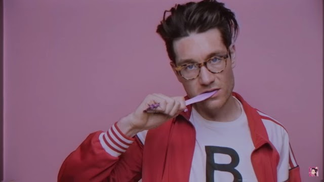 Charli XCX lança clipe com Dan Smith, Vance Joy, Brendon Urie e outros 80 homens famosos