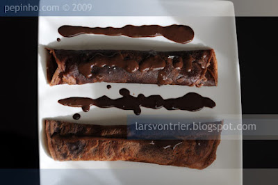 Filloas de chocolate con nata y salsa de chocolate