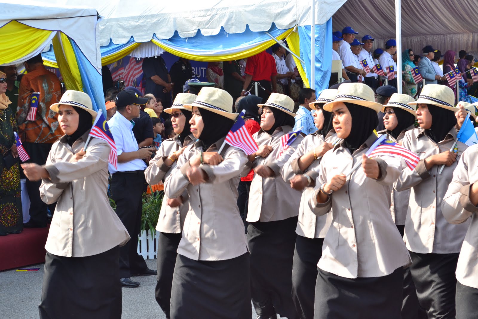 Dato Mansor Othman 5 000 saksikan perarakan kemerdekaan