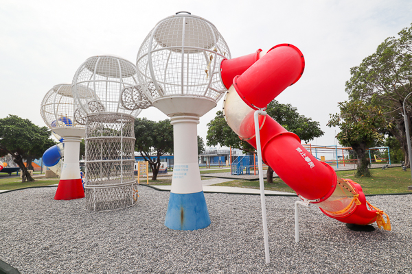 高雄前鎮中油海洋天堂公園海盜船遊具好特別，還有多種兒童遊樂設施