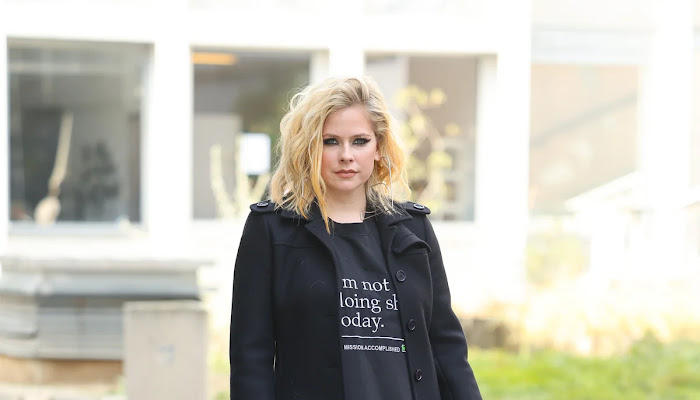 Avril Lavigne envía un mensaje con sus atuendos de la Semana de la Moda de París después de la ruptura