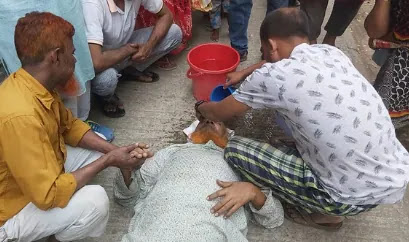 ওএমএসের ট্রাক থেকে চাল নিতে এসে জ্ঞান হারালেন গোলাম মোস্তফা