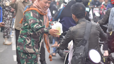 Koramil 1004 Tanjungsari Sumedang, Pengamen Jalanan dan Gabungan Ormas Bagikan 1000 Takjil 