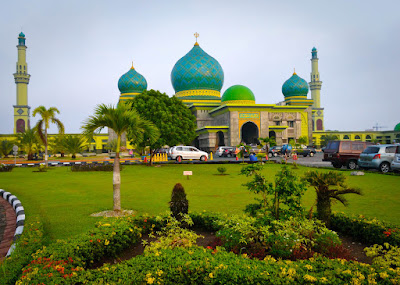 http://santripiss.blogspot.com/2017/05/11-masjid-terbesar-dan-termegah-di-indonesia.html