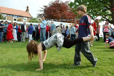 aprende ingles juego la carretilla wheelbarrow race